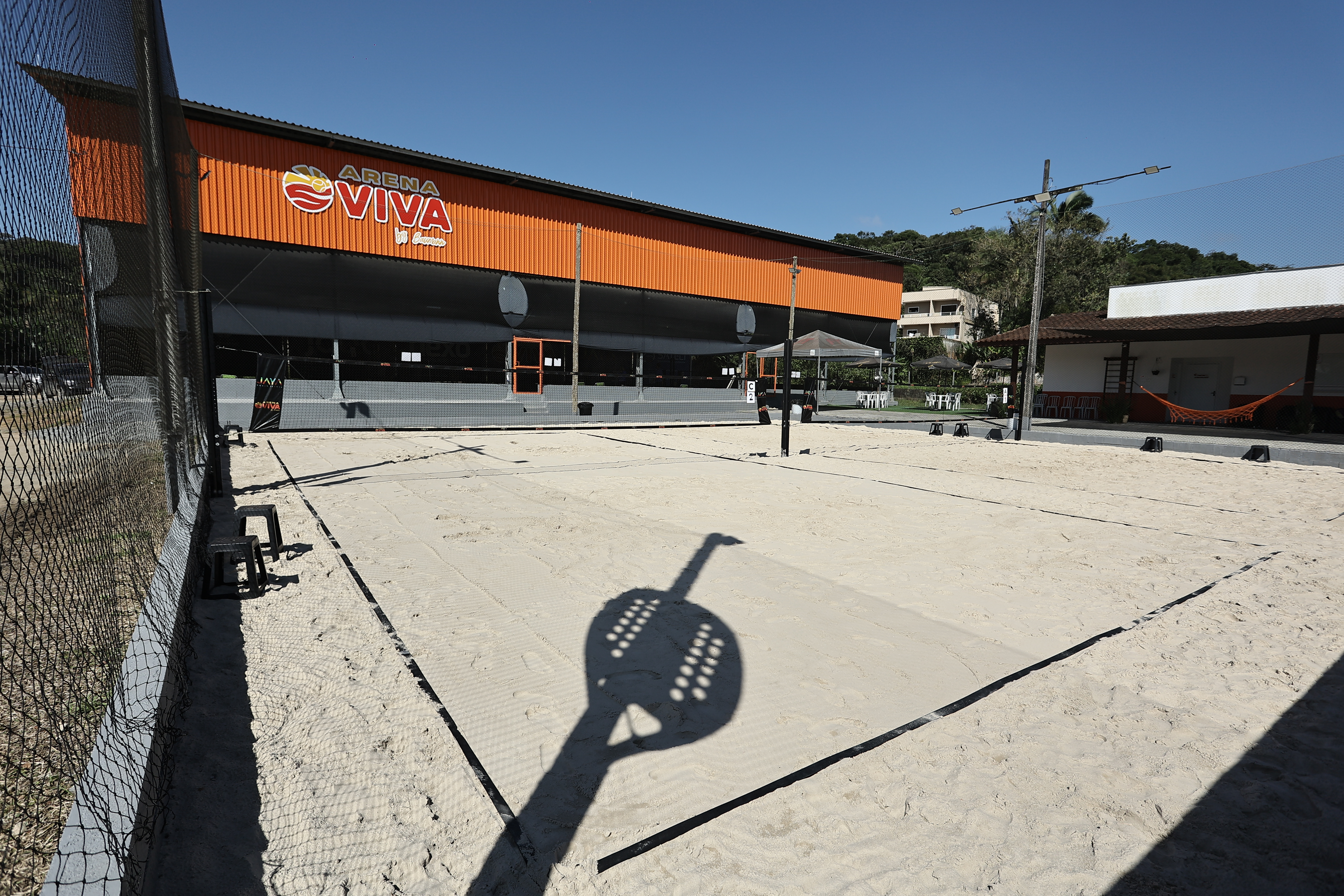 Quadras de areia e fachada da Arena Viva em Joinville