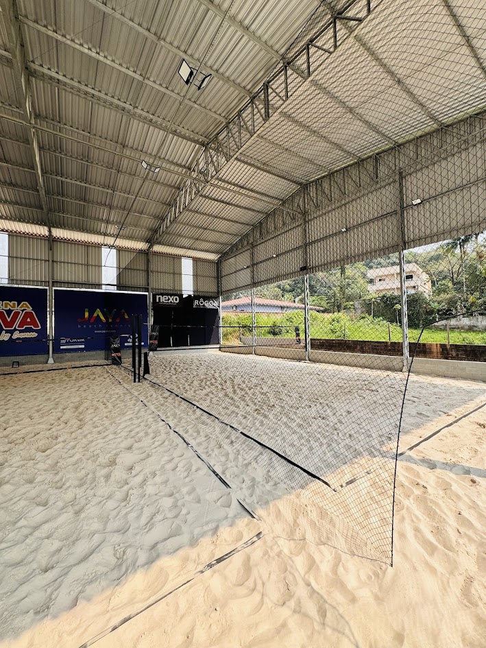 Quadra coberta de areia da Arena Viva